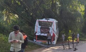 ಅರಂತೋಡು: ನಿಯಂತ್ರಣ ತಪ್ಪಿ ಮರಕ್ಕೆ ಡಿಕ್ಕಿ ಹೊಡೆದ ಐರಾವತ ಬಸ್..!!