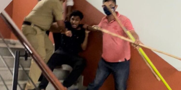 ಮಂಗಳೂರು: ಮಧ್ಯರಾತ್ರಿ ಕಾಲೇಜೊಂದರಲ್ಲಿ ಇತ್ತಂಡಗಳ  ನಡುವೆ ಹೊಡೆದಾಟ:; ಸ್ಥಳಕ್ಕಾಗಮಿಸಿದ ಪೊಲೀಸರ ಮೇಲೂ ಹಲ್ಲೆ:; 19 ಮಂದಿಯ ವಿರುದ್ದ ಪ್ರಕರಣ ದಾಖಲು: 9 ಜನರ ಬಂಧನ