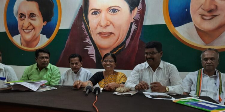 ವಿಟ್ಲ: ಪಟ್ಟಣ ಪಂಚಾಯತ್ ಚುನಾವಣೆ: ನಾಗರಿಕರಿಂದ ಅಭಿಪ್ರಾಯ ಪಡೆದು ಕಾಂಗ್ರೆಸ್  ಪ್ರಣಾಳಿಕೆ ಬಿಡುಗಡೆ….!!ಬಿಜೆಪಿಗೆ ಹೋದವರ ಜೊತೆ ಕಾರ್ಯಕರ್ತರು ಇಲ್ಲದಂತಾಗಿದೆ..!! – ಶಕುಂತಳಾ ಶೆಟ್ಟಿ