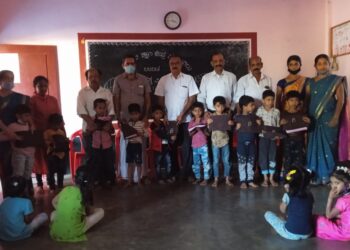 ಪಡಿಬಾಗಿಲು: ಶಾಲೆಯಲ್ಲಿ ಎಲ್. ಕೆ. ಜಿ. ಯು.ಕೆ.ಜಿ.  ವಿದ್ಯಾರ್ಥಿಗಳಿಗೆ  ಉಚಿತ ಸಮವಸ್ತ್ರ ವಿತರಣಾ ಕಾರ್ಯಕ್ರಮ ಮತ್ತು ಪೋಷಕರ ಸಭೆ