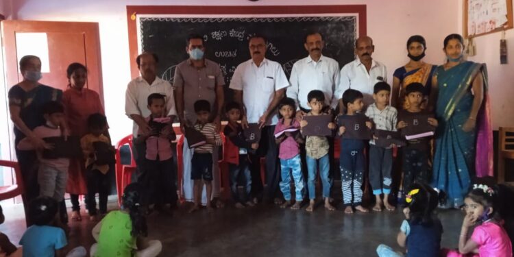 ಪಡಿಬಾಗಿಲು: ಶಾಲೆಯಲ್ಲಿ ಎಲ್. ಕೆ. ಜಿ. ಯು.ಕೆ.ಜಿ.  ವಿದ್ಯಾರ್ಥಿಗಳಿಗೆ  ಉಚಿತ ಸಮವಸ್ತ್ರ ವಿತರಣಾ ಕಾರ್ಯಕ್ರಮ ಮತ್ತು ಪೋಷಕರ ಸಭೆ