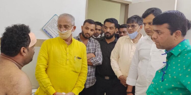 ಹಿಂದೂ ಯುವಕರ ಮೇಲೆ ತಲವಾರು ದಾಳಿ ಪ್ರಕರಣ:; ಆಸ್ಪತ್ರೆಗೆ ಭೇಟಿ ನೀಡಿ, ಹಲ್ಲೆಗೊಳಗಾದ ಯುವಕರ ಆರೋಗ್ಯ ವಿಚಾರಿಸಿದ ಶಾಸಕ ಹರೀಶ್ ಪೂಂಜಾ