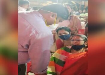 ಬಂಟ್ವಾಳ: ಸಭೆಯಲ್ಲಿ ಅಸ್ವಸ್ಥಗೊಂಡ ಮಹಿಳೆಗೆ ಜಿಲ್ಲಾಧಿಕಾರಿಯಿಂದಲೇ ಚಿಕಿತ್ಸೆ: ಸಮಯ ಪ್ರಜ್ಞೆಗೆ ಭಾರೀ ಮೆಚ್ಚುಗೆ