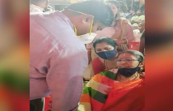 ಬಂಟ್ವಾಳ: ಸಭೆಯಲ್ಲಿ ಅಸ್ವಸ್ಥಗೊಂಡ ಮಹಿಳೆಗೆ ಜಿಲ್ಲಾಧಿಕಾರಿಯಿಂದಲೇ ಚಿಕಿತ್ಸೆ: ಸಮಯ ಪ್ರಜ್ಞೆಗೆ ಭಾರೀ ಮೆಚ್ಚುಗೆ