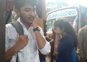 ಮಂಗಳೂರು: ಚಲಿಸುತ್ತಿದ್ದ ಬಸ್ ನಲ್ಲಿ ಹಿಂದೂ ಯುವತಿ-ಮುಸ್ಲಿಂ ಯುವಕನಿಂದ ಅಸಭ್ಯ ವರ್ತನೆ..!! ಬಸ್ ನಿಂದಿಳಿಸಿ ತರಾಟೆಗೆ ತೆಗೆದುಕೊಂಡು ಸಾರ್ವಜನಿಕರು: ಸಾಮಾಜಿಕ ಜಾಲತಾಣದಲ್ಲಿ ವಿಡಿಯೋ ವೈರಲ್…!!