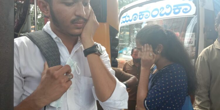 ಮಂಗಳೂರು: ಚಲಿಸುತ್ತಿದ್ದ ಬಸ್ ನಲ್ಲಿ ಹಿಂದೂ ಯುವತಿ-ಮುಸ್ಲಿಂ ಯುವಕನಿಂದ ಅಸಭ್ಯ ವರ್ತನೆ..!! ಬಸ್ ನಿಂದಿಳಿಸಿ ತರಾಟೆಗೆ ತೆಗೆದುಕೊಂಡು ಸಾರ್ವಜನಿಕರು: ಸಾಮಾಜಿಕ ಜಾಲತಾಣದಲ್ಲಿ ವಿಡಿಯೋ ವೈರಲ್…!!