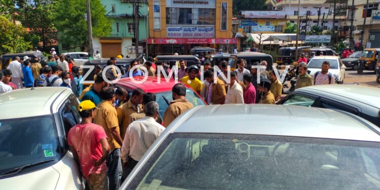 ಪುತ್ತೂರು: ಡಿವೈಡರ್ ಹಾರಿದ ಆಲ್ಟೊ ಕಾರ್..!! ಇನ್ನೊಂದು ಬದಿ ಪಾರ್ಕ್ ಮಾಡಿದ್ದ ಕಾರ್ ಗೆ ಡಿಕ್ಕಿ.!!!