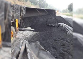 ಬಂಟ್ವಾಳ: ಕಲ್ಲಿದ್ದಲು ಲಾರಿ ಪಲ್ಟಿ:; ಸಂಚಾರ ಅಸ್ತವ್ಯಸ್ತ