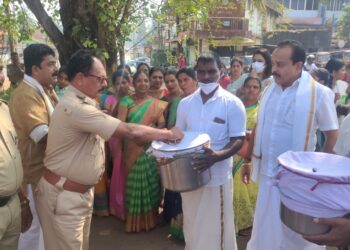 ಮಠಂತಬೆಟ್ಟು ಶ್ರೀ ಮಹಿಷಮರ್ದಿನಿ ದೇವಸ್ಥಾನದಲ್ಲಿ ಬ್ರಹ್ಮಕಲಶೋತ್ಸವ:; ಪುತ್ತೂರು ಪೇಟೆಯಲ್ಲಿ ಆಮಂತ್ರಣ ಪತ್ರ ವಿತರಣೆ