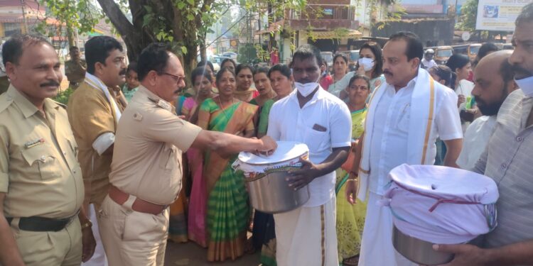 ಮಠಂತಬೆಟ್ಟು ಶ್ರೀ ಮಹಿಷಮರ್ದಿನಿ ದೇವಸ್ಥಾನದಲ್ಲಿ ಬ್ರಹ್ಮಕಲಶೋತ್ಸವ:; ಪುತ್ತೂರು ಪೇಟೆಯಲ್ಲಿ ಆಮಂತ್ರಣ ಪತ್ರ ವಿತರಣೆ