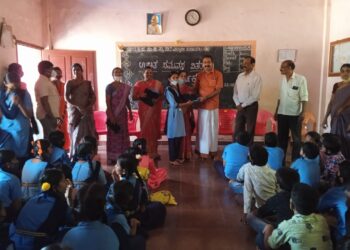 ಪಡಿಬಾಗಿಲು: ಶಾಲೆಯಲ್ಲಿ ಉಚಿತ ಸಮವಸ್ತ್ರ ವಿತರಣಾ ಕಾರ್ಯಕ್ರಮ