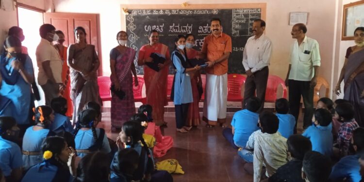ಪಡಿಬಾಗಿಲು: ಶಾಲೆಯಲ್ಲಿ ಉಚಿತ ಸಮವಸ್ತ್ರ ವಿತರಣಾ ಕಾರ್ಯಕ್ರಮ