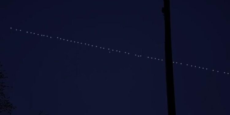 ಕಗ್ಗತ್ತಲ ರಾತ್ರಿಯಲ್ಲಿ ಬಿಳಿ ಚುಕ್ಕೆಗಳು ಒಂದರ ಹಿಂದೆ ಒಂದು ಸವಾರಿ ಹೊರಟ ದೃಶ್ಯ – ದೃಶ್ಯದ ಹಿಂದೆ ಅಸಲಿ ಕಥೆ