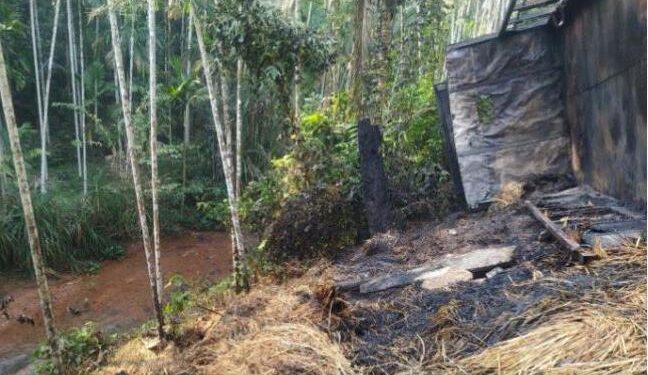 ಸುಳ್ಯ: ಬಸ್ಗೆ ಸೈಡ್ ಕೊಡುವ ವೇಳೆ ವಿದ್ಯುತ್ ತಗುಲಿ ಲಾರಿ ಸಂಪೂರ್ಣ ಭಸ್ಮ..!!