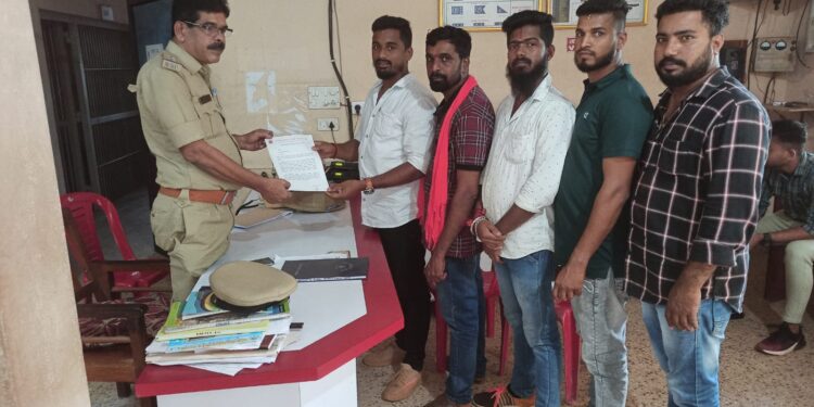 ವಿಟ್ಲ: ಮುಸ್ಲಿಂ ವರ ಕೊರಗಜ್ಜನ ವೇಷ ಧರಿಸಿ ಅವಮಾನಿಸಿದ ಪ್ರಕರಣ : ಹಿಂ.ಜಾ.ವೇ.ಯಿಂದ ದೂರು,  ಭಾಶಿತ್  ಮತ್ತು ಇತರರ ವಿರುದ್ಧ ಪ್ರಕರಣ ದಾಖಲು…!!