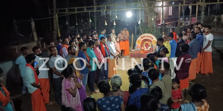 ಕೊರಗಜ್ಜನ ವೇಷ ಧರಿಸಿ ಮದುಮಗನಿಂದ ಅವಮಾನ: ವಿ.ಹಿಂ.ಪ. ಬಜರಂಗದಳ ಮಾಮೇಶ್ವರ ಘಟಕದಿಂದ ಸುರುಳಿಮೂಲೆ ಕೊರಗಜ್ಜನ ಕಟ್ಟೆಯಲ್ಲಿ ಪ್ರಾರ್ಥನೆ