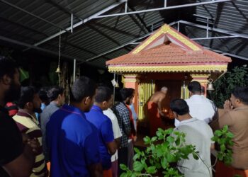 ವಿಟ್ಲ: ಕೊರಗಜ್ಜ ದೈವಕ್ಕೆ ಅಪಮಾನ ಪ್ರಕರಣ:; ವಿ.ಹಿಂ.ಪ. ಬಜರಂಗದಳದಿಂದ ವಿದ್ಯಾಗಿರಿಯ ಕೊರಗಜ್ಜನ ಕಟ್ಟೆಯಲ್ಲಿ ಪ್ರಾರ್ಥನೆ