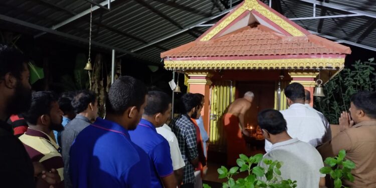 ವಿಟ್ಲ: ಕೊರಗಜ್ಜ ದೈವಕ್ಕೆ ಅಪಮಾನ ಪ್ರಕರಣ:; ವಿ.ಹಿಂ.ಪ. ಬಜರಂಗದಳದಿಂದ ವಿದ್ಯಾಗಿರಿಯ ಕೊರಗಜ್ಜನ ಕಟ್ಟೆಯಲ್ಲಿ ಪ್ರಾರ್ಥನೆ