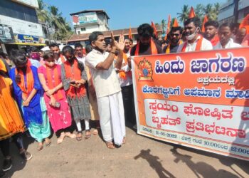 ಕೊರಗಜ್ಜ ದೈವಕ್ಕೆ ಅಪಮಾನ: ವಾರವಾಗುತ್ತಾ ಬಂದರೂ ಬಂಧನವಾಗದ ಪ್ರಮುಖ ಆರೋಪಿ: “ಹಿಂ.ಜಾ.ವೇ” ವತಿಯಿಂದ “ವಿಟ್ಲ ಬಂದ್”ಗೆ ಕರೆ: ಅಂಗಡಿ ಮುಂಗಟ್ಟುಗಳನ್ನು ಬಂದ್ ಮಾಡಿ ಬೆಂಬಲ ಸೂಚಿಸಿದ ವರ್ತಕರು