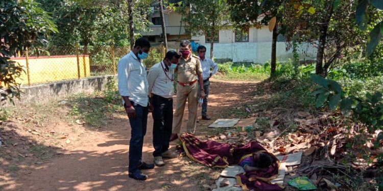 ಪುತ್ತೂರು: ಮಹಾಲಿಂಗೇಶ್ವರ ದೇವಸ್ಥಾನದ ಬಳಿಯ ಗದ್ದೆಯಲ್ಲಿದ್ದ ಅಪರಿಚಿತ ವ್ಯಕ್ತಿಯನ್ನು ಆಸ್ಪತ್ರೆಗೆ ದಾಖಲಿಸಿದ ಆರೋಗ್ಯಾಧಿಕಾರಿಗಳು ಮತ್ತು ಸಿಬ್ಬಂದಿಗಳು