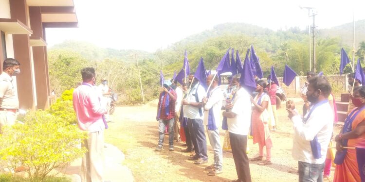 ವಿಟ್ಲ: ಸಾರ್ವಜನಿಕ ರಸ್ತೆಯ ಅತಿಕ್ರಮಣ: ಮಾಣಿಲ ಗ್ರಾ.ಪಂ ಮುಂಭಾಗ ದಲಿತ್ ಸೇವಾ ಸಮಿತಿ ಪ್ರತಿಭಟನೆ