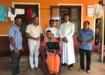 ಪದ್ಮಶ್ರೀ ಪ್ರಶಸ್ತಿಗೆ ಆಯ್ಕೆಗೊಂಡ ಮಹಾಲಿಂಗ ನಾಯ್ಕ ಅವರ ಮನೆಗೆ ಭೇಟಿ ನೀಡಿ,  ಸನ್ಮಾನಿಸಿದ ಧರ್ಮಗುರುಗಳು