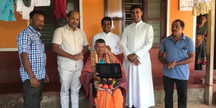 ಪದ್ಮಶ್ರೀ ಪ್ರಶಸ್ತಿಗೆ ಆಯ್ಕೆಗೊಂಡ ಮಹಾಲಿಂಗ ನಾಯ್ಕ ಅವರ ಮನೆಗೆ ಭೇಟಿ ನೀಡಿ,  ಸನ್ಮಾನಿಸಿದ ಧರ್ಮಗುರುಗಳು