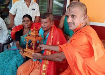 ಅಮೈ ಮಹಾಲಿಂಗ ನಾಯ್ಕರ ಮನೆಗೆ ಪೇಜಾವರ ಶ್ರೀ ದಿಢೀರ್ ಭೇಟಿ: ನಾಯ್ಕರ ಸಾಧನೆ ದೇಶಕ್ಕೆ ಮಾತ್ರವಲ್ಲ, ಜಗತ್ತಿಗೇ ಸ್ಫೂರ್ತಿ- ಪೇಜಾವರ ಶ್ರೀ