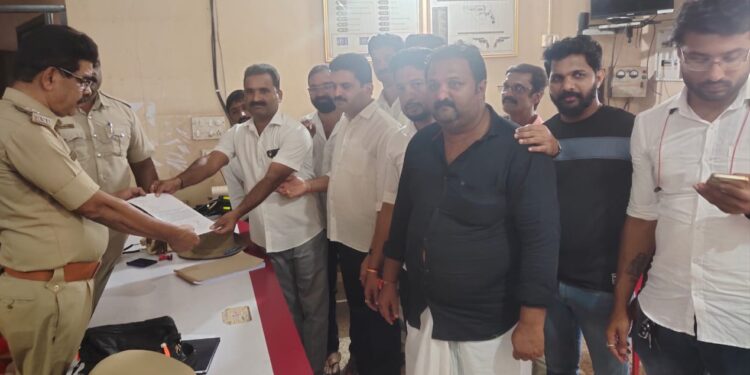 ವಿಟ್ಲ: ವರ ಕೊರಗಜ್ಜನ ವೇಷ ಧರಿಸಿ ಅವಮಾನಿಸಿದ ಪ್ರಕರಣ:; ಆರೋಪಿಗಳ ವಿರುದ್ಧ ಶೀಘ್ರ ಕಾನೂನು ಕ್ರಮ ಕೈಗೊಳ್ಳುವಂತೆ ಬಿಜೆಪಿ ಕೊಳ್ನಾಡು ಮಹಾಶಕ್ತಿ ಕೇಂದ್ರದ ವತಿಯಿಂದ ಮನವಿ