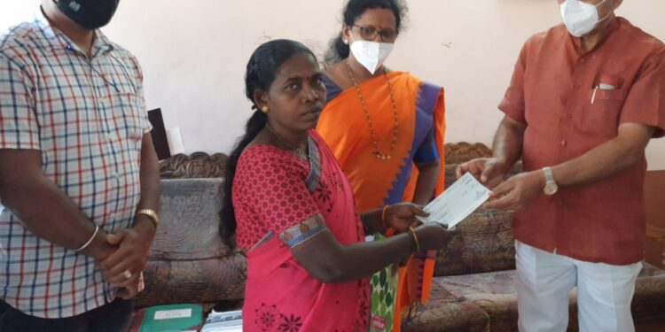 ವಿಟ್ಲ: ಪಟ್ಟಣ ಪಂ. ಅರ್ಹ ಫಲಾನುಭವಿಗಳಿಗೆ ಚೆಕ್ ಹಾಗೂ ಪ್ರಾಕೃತಿಕ ವಿಕೋಪದ ಪರಿಹಾರ ಧನ ವಿತರಣೆ