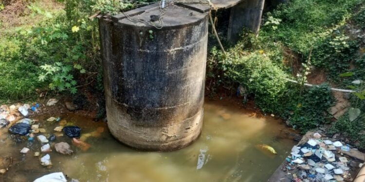 ಮಾರಕ ರೋಗಗಳ ಭೀತಿಯಲ್ಲಿ ವಿಟ್ಲದ ಜನತೆ.! ವಿಟ್ಲ ಪಟ್ಟಣ ಪಂ. ವ್ಯಾಪ್ತಿಯಲ್ಲಿ ಕೊಚ್ಚೆ ನೀರಿನ ಮಧ್ಯೆ ಕುಡಿಯುವ ನೀರು ಸರಬರಾಜು ಬಾವಿ.! ಪ.ಪಂ.ನ ಮುಖ್ಯಾಧಿಕಾರಿ, ಆರೋಗ್ಯ ಅಧಿಕಾರಿಗಳು ಹೃದಯ ಹೀನರೇ.? ಅಧಿಕಾರಿಗಳ ಕರ್ತವ್ಯಕ್ಕೆ ಸಾಕ್ಷಿಯಾದ ಕಲ್ಲಕಟ್ಟ ನೀರು ಸರಬರಾಜು.!