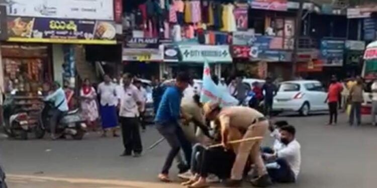 ವಿಟ್ಲ: ಸಿ.ಎಫ್.ಐ ಪ್ರತಿಭಟನೆ: ಹಲವು ಕಾರ್ಯಕರ್ತರು  ಪೊಲೀಸ್ ವಶಕ್ಕೆ..!!