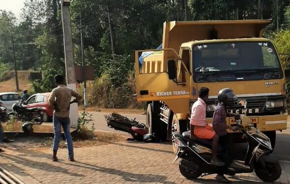 ಆಲಂಕಾರು: ಟಿಪ್ಪರ್ ಹಾಗೂ ಬೈಕ್ ನಡುವೆ ಡಿಕ್ಕಿ: ಪವಾಡ ಸದೃಶವಾಗಿ ಅಪಾಯದಿಂದ ಪಾರಾದ ಬೈಕ್ ಸವಾರ..!!