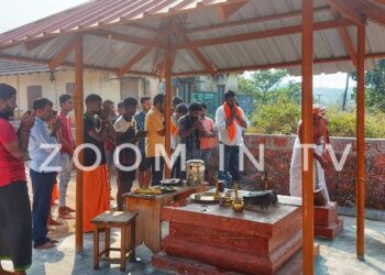 ವಿಟ್ಲ: ಸಾಲೆತ್ತೂರಿನಲ್ಲಿ ನಡೆದ ಕೊರಗಜ್ಜ ದೈವದ ಅವಹೇಳನ ವಿಚಾರ:; ವಿ.ಹಿಂ.ಪ. ಬಜರಂಗದಳದಿಂದ ಶೆಡ್ಡು ಬಾಬು ಆಳ್ವರ ಮನೆಯ ಕೊರಗಜ್ಜನ ಕಟ್ಟೆಯಲ್ಲಿ ಪ್ರಾರ್ಥನೆ