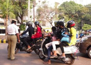 ವೀಕೆಂಡ್‌ ಕರ್ಫ್ಯೂ ಉಲ್ಲಂಘನೆ: ಕಮಿಷನರೇಟ್‌ ವ್ಯಾಪ್ತಿಯಲ್ಲಿ 4.65 ಲಕ್ಷ ರೂ. ದಂಡ ವಸೂಲಿ..!!