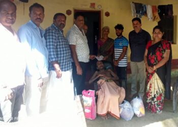 ವಿಟ್ಲ-ಪಡ್ನೂರು: ತೆಂಗಿನ ಮರದಿಂದ ಬಿದ್ದು ಬೆನ್ನುಮೂಳೆ ಮುರಿತಕ್ಕೊಳಗಾಗಿರುವ ನಾರಾಯಣ ನಾಯ್ಕ ರವರಿಗೆ ಎಮ್.ಆರ್.ಜಿ. ಗ್ರೂಪ್ ವತಿಯಿಂದ ಚೆಕ್ಕ್ ಹಾಗೂ ವಿಟ್ಲ-ಪಡ್ನೂರು ಮಹಾಶಕ್ತಿಕೇಂದ್ರದ ವತಿಯಿಂದ ಆಹಾರ ಕಿಟ್ ವಿತರಣೆ