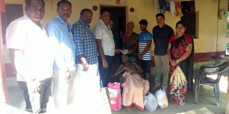 ವಿಟ್ಲ-ಪಡ್ನೂರು: ತೆಂಗಿನ ಮರದಿಂದ ಬಿದ್ದು ಬೆನ್ನುಮೂಳೆ ಮುರಿತಕ್ಕೊಳಗಾಗಿರುವ ನಾರಾಯಣ ನಾಯ್ಕ ರವರಿಗೆ ಎಮ್.ಆರ್.ಜಿ. ಗ್ರೂಪ್ ವತಿಯಿಂದ ಚೆಕ್ಕ್ ಹಾಗೂ ವಿಟ್ಲ-ಪಡ್ನೂರು ಮಹಾಶಕ್ತಿಕೇಂದ್ರದ ವತಿಯಿಂದ ಆಹಾರ ಕಿಟ್ ವಿತರಣೆ