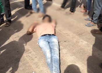 ಕಡಬ: ಮದ್ಯದ ಅಮಲಿನಲ್ಲಿ ನಡು ರಸ್ತೆಯಲ್ಲೇ ಮಲಗಿದ ಯುವಕ: ಕೆಲಕಾಲ ವಾಹನ ಸಂಚಾರಕ್ಕೆ ಅಡ್ಡಿ..!!