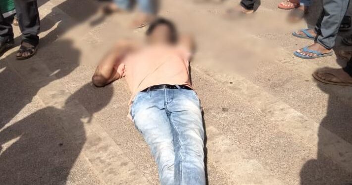 ಕಡಬ: ಮದ್ಯದ ಅಮಲಿನಲ್ಲಿ ನಡು ರಸ್ತೆಯಲ್ಲೇ ಮಲಗಿದ ಯುವಕ: ಕೆಲಕಾಲ ವಾಹನ ಸಂಚಾರಕ್ಕೆ ಅಡ್ಡಿ..!!