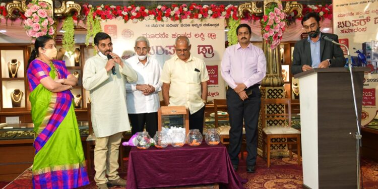 ಪುತ್ತೂರು: ಮುಳಿಯ ಜ್ಯುವೆಲ್ಸ್ ನಲ್ಲಿ ಮೂರನೇ ಹಂತದ ಬಂಪರ್ ಬಹುಮಾನ: ಬೆಳ್ತಂಗಡಿ ಶಾಖೆಯ ಗ್ರಾಹಕಿ ಪಲ್ಲವಿರಾಜ್ ಗೆ ಮಾರುತಿ ಎಸ್ಪ್ರೆಸ್ಸೋ ಕಾರು