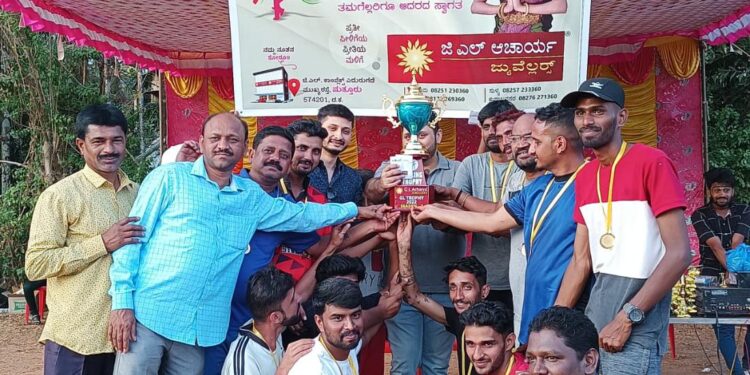 ಪುತ್ತೂರು: ಜಿ.ಎಲ್.ಆಚಾರ್ಯ ಜ್ಯುವೆಲ್ಲರ್ಸ್ ಸಿಬ್ಬಂದಿಗಳ ಕ್ರಿಕೆಟ್ ಪಂದ್ಯಾಕೂಟ ‘ಜಿ.ಎಲ್. ಟ್ರೋಫಿ-2022’: ಪ್ರಥಮ ಬಹುಮಾನವನ್ನು ಗೆದ್ದು ಬೀಗಿದ ಹಾಸನ ಬ್ರಾಂಚ್