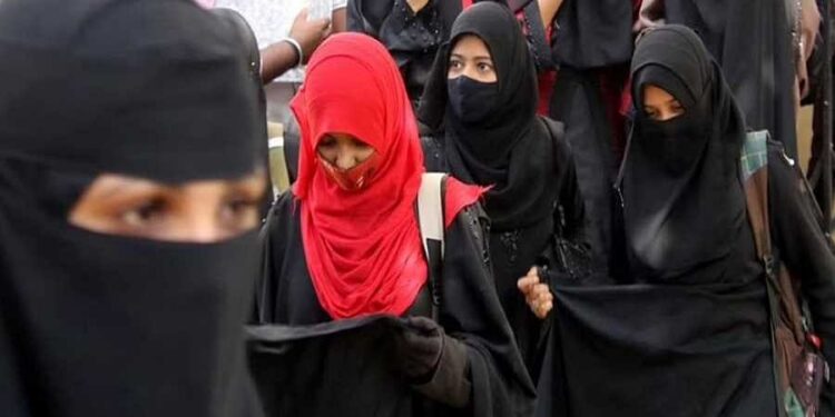 ಪುತ್ತೂರು: ಸರಕಾರಿ ಪ್ರಥಮ ದರ್ಜೆ ಕಾಲೇಜಿಗೆ ಹಿಜಾಬ್ ಧರಿಸಿಕೊಂಡು ಬಂದ ವಿದ್ಯಾರ್ಥಿನಿಯರು: ತರಗತಿ ಪ್ರವೇಶಕ್ಕೆ ನಿರಾಕರಣೆ:; ಕಾಲೇಜಿಗೆ ರಜೆ ಘೋಷಣೆ..!!!