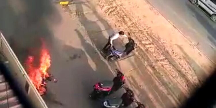 ಬಂಟ್ವಾಳ: ಫೈನಾನ್ಸ್ ನಿಂದ ಕಂತಿನ ವಿಚಾರಕ್ಕೆ ಕಿರಿಕಿರಿ: ಶೋ ರೂಮ್ ಎದುರುಗಡೆ ಬೈಕ್ ಗೆ ಬೆಂಕಿ ಹಚ್ಚಿದ ಬೈಕ್ ಮಾಲಕ…!!