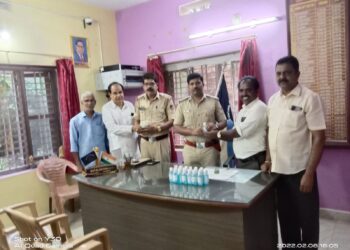 ವಿಟ್ಲ : ಲಯನ್ಸ್ ಕ್ಲಬ್ ಸಿಟಿ ವತಿಯಿಂದ ವಿಟ್ಲ ಪೊಲೀಸ್ ಠಾಣೆಗೆ ಸ್ಯಾನಿಟೈಸರ್ ವಿತರಣೆ