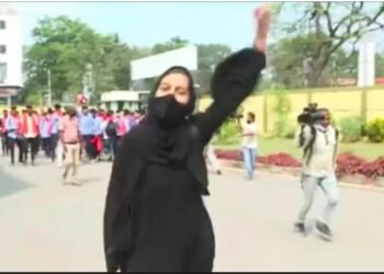 ಹಿಜಾಬ್ ವಿವಾದ: ‘ಅಲ್ಲಾಹು ಅಕ್ಬರ್’ ಎಂದು ಘೋಷಣೆ ಕೂಗಿದ ವಿದ್ಯಾರ್ಥಿನಿಗೆ 5 ಲಕ್ಷ ರೂ. ಬಹುಮಾನ ಘೋಷಣೆ..!!