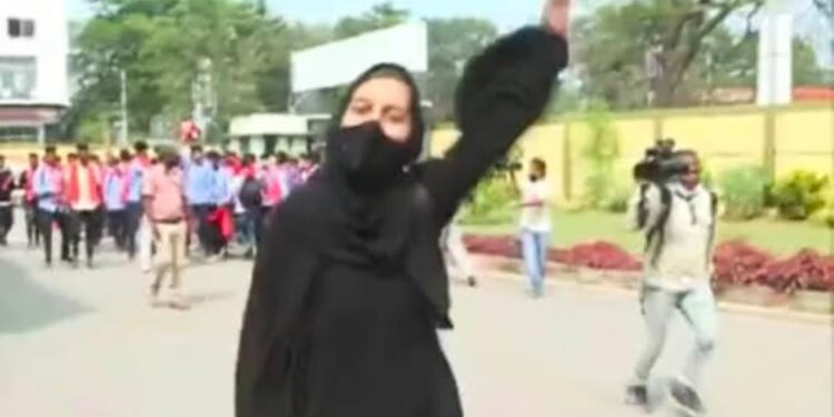 ಹಿಜಾಬ್ ವಿವಾದ: ‘ಅಲ್ಲಾಹು ಅಕ್ಬರ್’ ಎಂದು ಘೋಷಣೆ ಕೂಗಿದ ವಿದ್ಯಾರ್ಥಿನಿಗೆ 5 ಲಕ್ಷ ರೂ. ಬಹುಮಾನ ಘೋಷಣೆ..!!