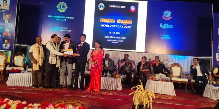 ಲಯನ್ಸ್ ಜಿಲ್ಲೆ 317 ಡಿಯ ‘ಸಾಧನ ಸಂಭ್ರಮ’ ಕಾರ್ಯಕ್ರಮ: ಲಯನ್ಸ್ ಜಿಲ್ಲಾ ಪ್ರಾಂ.ಸಲಹೆಗಾರ ಸುದರ್ಶನ್ ಪಡಿಯಾರ್ ಹಾಗೂ ಕ್ಲಬ್ ನ ಅಧ್ಯಕ್ಷ ಸಂದೇಶ್ ಶೆಟ್ಟಿ ರವರಿಗೆ ಗೌರವಾರ್ಪಣೆ