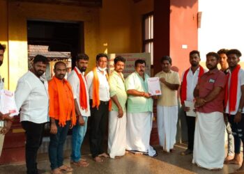 ಹಿಂ.ಜಾ.ವೇ ವತಿಯಿಂದ “ಮನೆ ಸಂಪರ್ಕ ಜನಜಾಗರಣ ಅಭಿಯಾನ” ಅಂಗವಾಗಿ ವಿಟ್ಲ ಪೇಟೆಯಲ್ಲಿ ಸಹಿ ಸಂಗ್ರಹ ಅಭಿಯಾನ