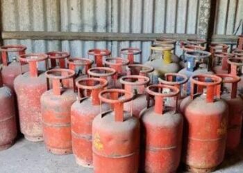 ಮಂಗಳೂರು: ಅಕ್ರಮ ಗ್ಯಾಸ್ ರೀಫಿಲ್ಲಿಂಗ್ ಘಟಕಕ್ಕೆ ಪೊಲೀಸ್ ದಾಳಿ : 1,92,000 ಮೌಲ್ಯದ ಸೊತ್ತು ವಶ