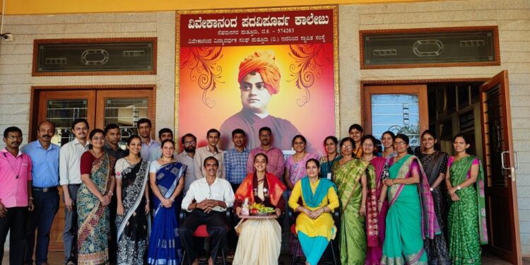 ವಿವೇಕಾನಂದ ಪದವಿಪೂರ್ವ ಕಾಲೇಜಿನ ವತಿಯಿಂದ ಗಣರಾಜ್ಯೋತ್ಸವ ಕಾರ್ಯಕ್ರಮದಲ್ಲಿ ಭಾಗವಹಿಸಿದ್ದ ಹೇಮಸ್ವಾತಿಗೆ ಸನ್ಮಾನ